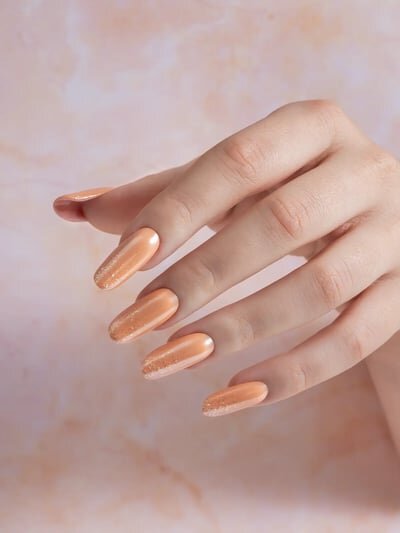 PANTONE 2024 unghie Peach Fuzz copertina